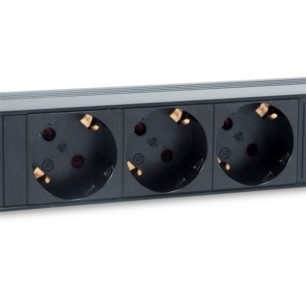Equip hálózati elosztó - 333299 (schuko, 3 schuko, rack 10", 1,8m kábel, fekete)
